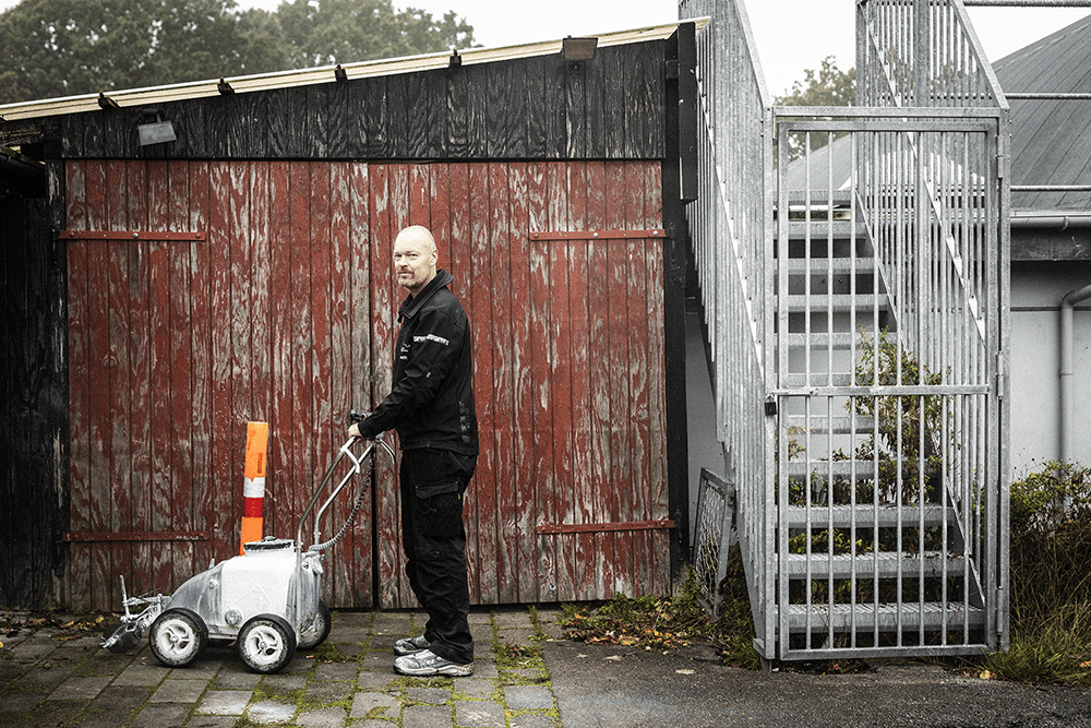 Kenneth med græsslåmaskinen