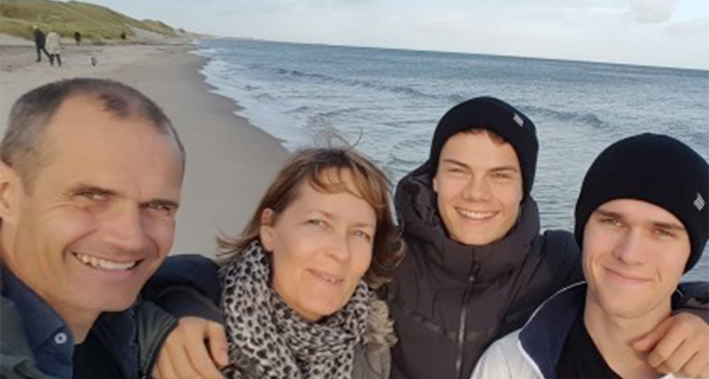 Espen Elung-Jensen inden ulykken med familien på stranden